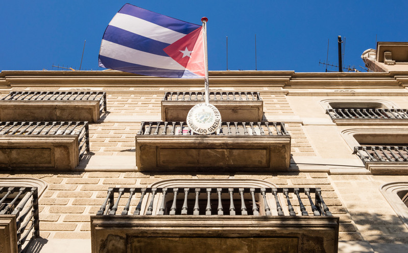 Η Κούβα καταγγέλλει ότι η πρεσβεία της στο Παρίσι υπέστη επίθεση με μολότοφ