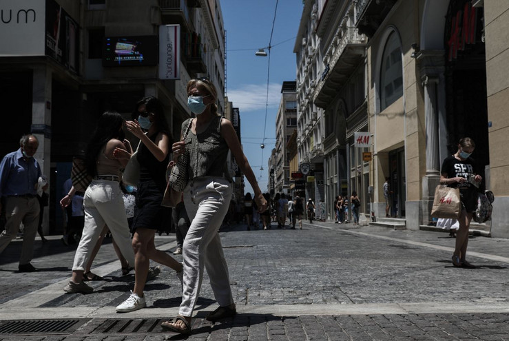 Ανοιχτό το ενδεχόμενο να επανέλθει η χρήση μάσκας στους εξωτερικούς χώρους