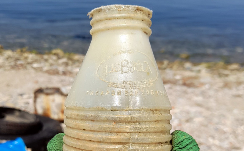 Θεσσαλονίκη: Ξεβράστηκε σε παραλία της πόλης πλαστικό μπουκάλι γάλακτος του 1980