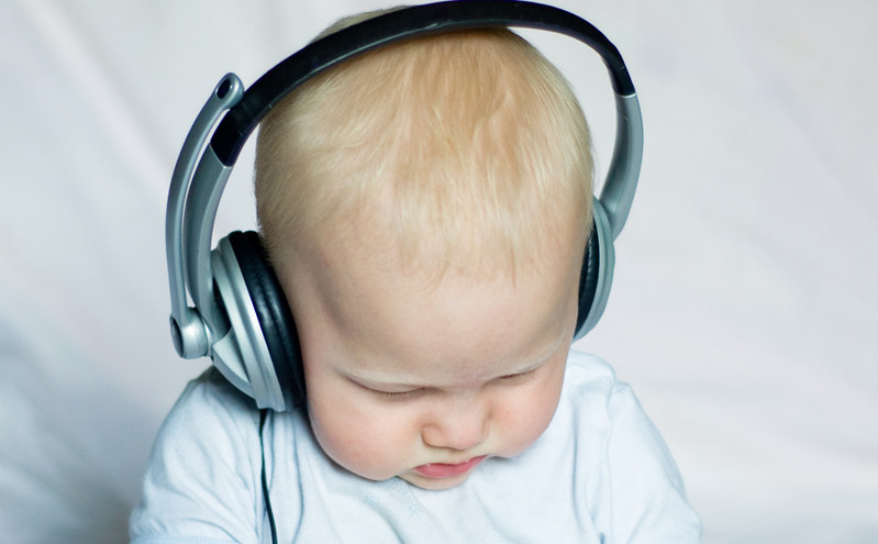 Νέα μελέτη για τα μωρά: Η μουσική κατά τη βρεφική ηλικία σχετίζεται με πολλά γνωστικά οφέλη