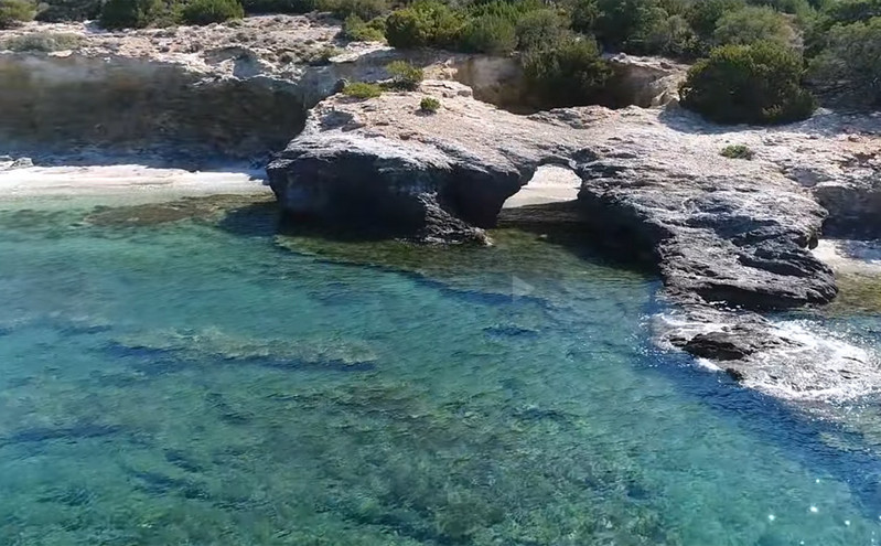 Η μοναδική παραλία στην Ελλάδα που βρίσκεται μέσα σε κρατήρα
