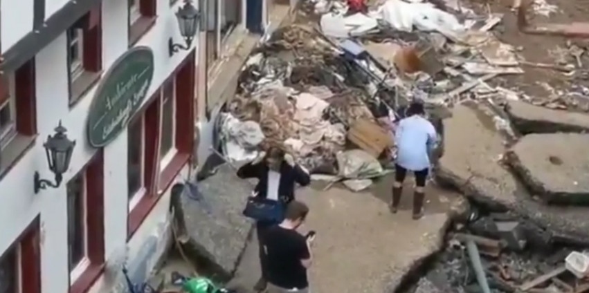 Γερμανία: Ρεπόρτερ πιάστηκε επ&#8217; αυτοφώρω να πασαλείβεται με λάσπη για να δείξει ότι βοήθησε τους πλημμυροπαθείς