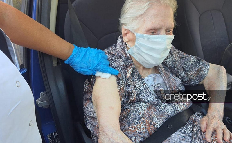 Κορονοϊός: Γιαγιά 100 ετών έκανε τη δεύτερη δόση του εμβολίου &#8211; «Δεν θέλω να πεθάνω σε δωμάτιο νοσοκομείου ολομόναχη»