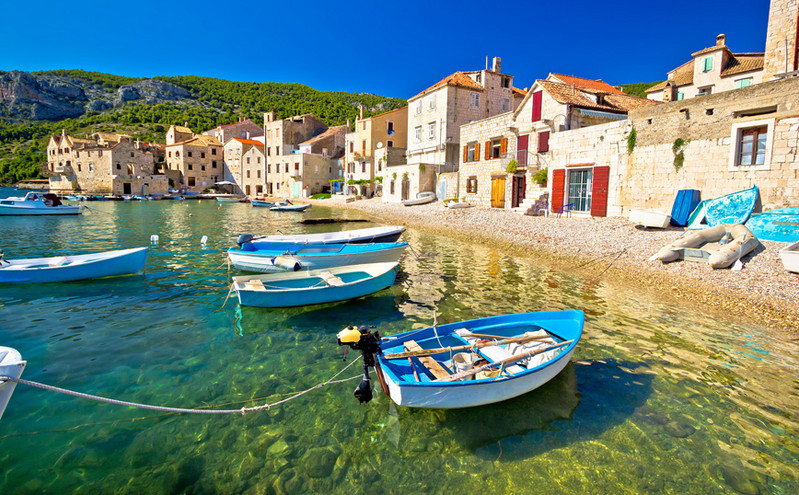Το νησί στην Κροατία με εικόνες που θυμίζουν μανιάτικο τοπίο