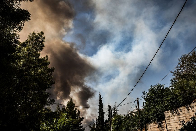 Φωτιά στη Φωκίδα: Εκκενώθηκε το χωριό Ελαία, κάηκαν σπίτια