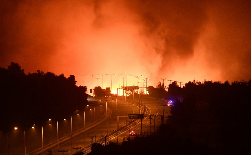 Η φωτιά στη Μαλακάσα πέρασε στην απέναντι πλευρά της Εθνικής Οδού &#8211; Απόφαση για εκκένωση οικισμών