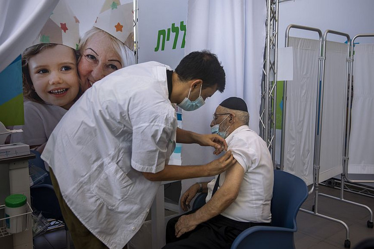 Ισραήλ: Έως έξι φορές μεγαλύτερη προστασία από σοβαρή νόσηση μετά την τρίτη δόση εμβολίου