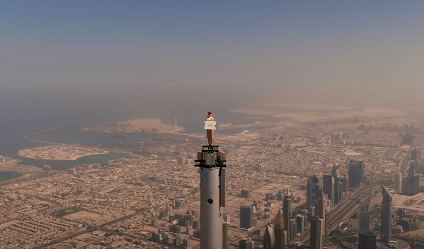 Η καινούργια διαφήμιση της αεροπορικής εταιρείας Emirates κόβει την ανάσα στην κυριολεξία