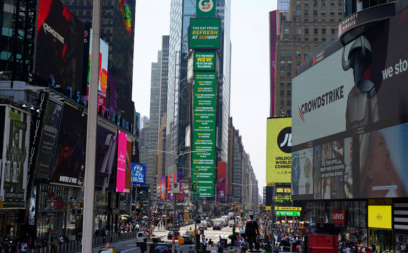 Συντριβάνι αποκτά για πρώτη φορά η Times Square… με 400.000 βαμμένα ψεύτικα νύχια