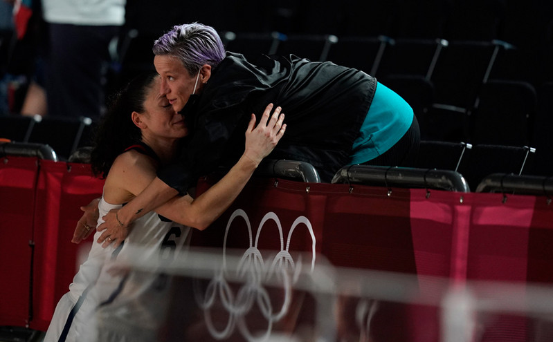 Το καυτό φιλί που μοιράστηκε με την αρραβωνιαστικιά της μετά το χρυσό στους Ολυμπιακούς