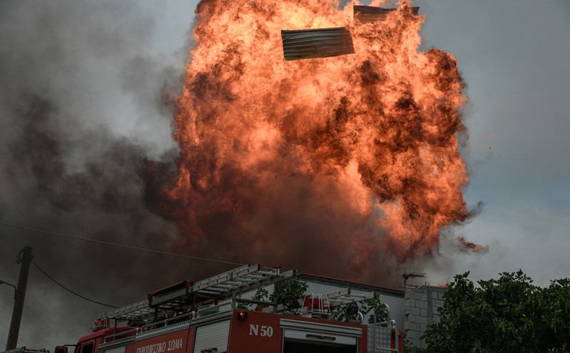 Φωτιά στην Αττική: Καίγεται εργοστάσιο με προπάνιο στις Αφίδνες – Γίνονται εκρήξεις