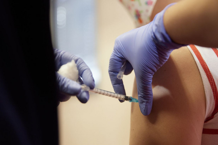 FDA: «Όχι» στην τρίτη δόση εμβολίου για το σύνολο του πληθυσμού