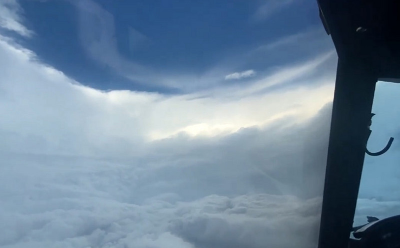 Εντυπωσιακό βίντεο από αεροπλάνο που πετά μέσα στο μάτι του τυφώνα Άιντα