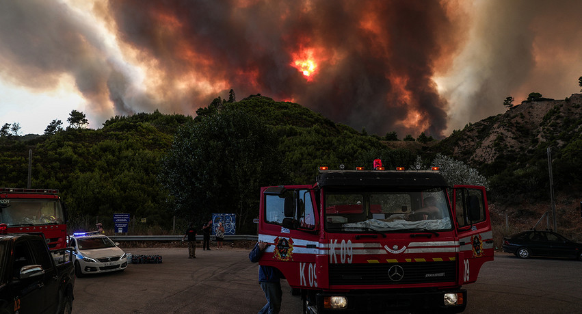 Φωτιά στην Αττική: Μεγάλη αναζωπύρωση στη Βαρυμπόμπη &#8211; Εκκενώνονται οι Θρακομακεδόνες