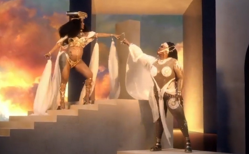 Lizzo και Cardi B εμφανίζονται ως αρχαίες Ελληνίδες θεές στο βίντεο κλιπ του «Rumors»
