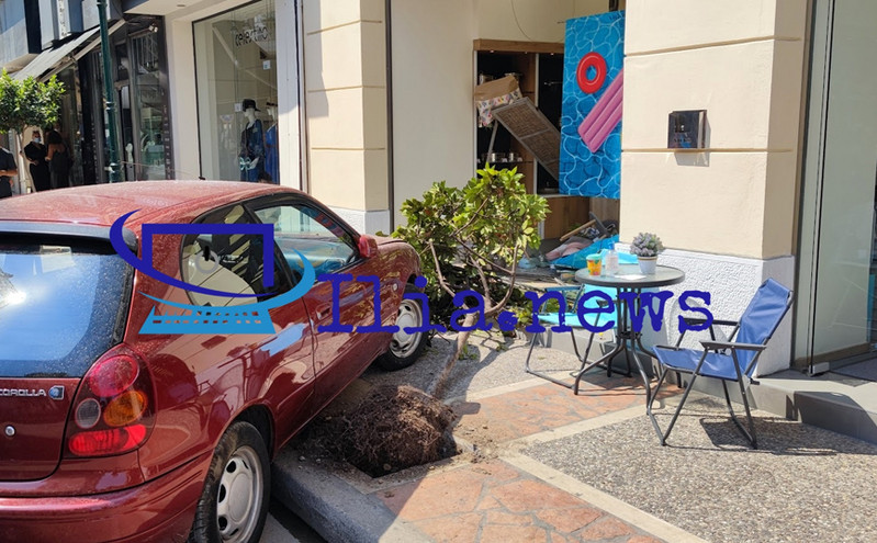 Αμαλιάδα: Εικόνες από αυτοκίνητο που έπεσε πάνω σε κατάστημα