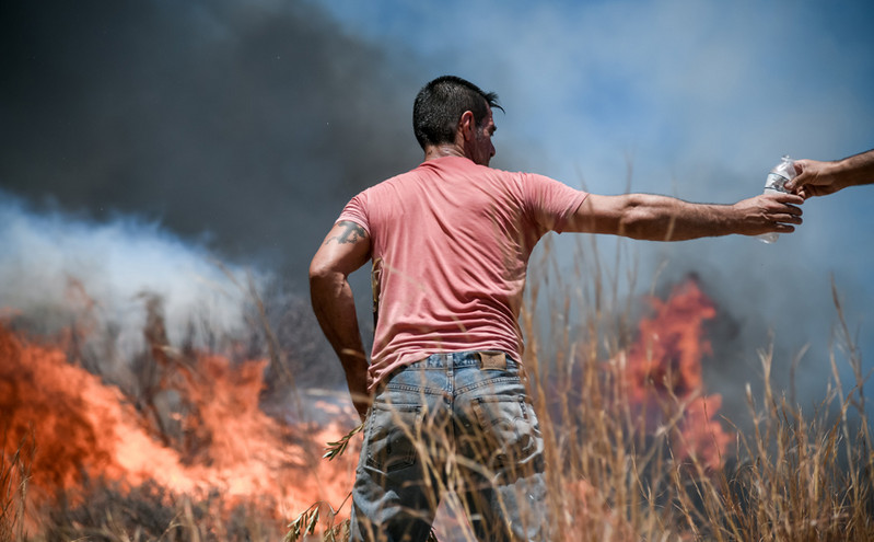 Φωτιά στην Κερατέα: Εκκένωση των οικισμών Μαρκάτι, Συντερίνα και Άγιος Κωνσταντίνος &#8211; «Τα πράγματα είναι δύσκολα»