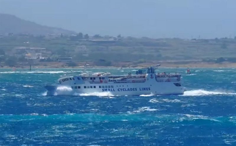 Εντυπωσιακό βίντεο: Ο «Σκοπελίτης» παλεύει με τα κύματα ταξιδεύοντας προς Νάξο