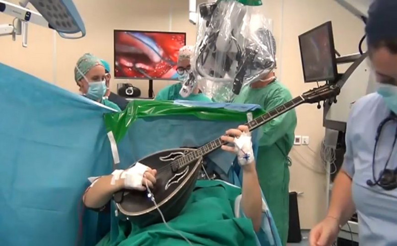 Συγκλονιστικό βίντεο: Τον χειρουργούσαν στο κεφάλι και έπαιζε μπουζούκι