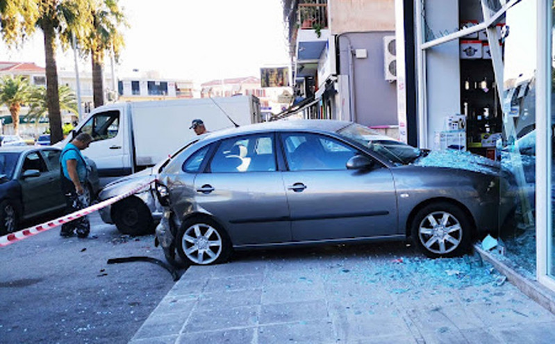 Ναύπλιο: Τρελή πορεία αυτοκινήτου, κατέληξε σε βιτρίνα καταστήματος