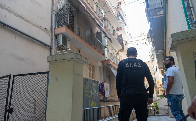Έγκλημα στη Θεσσαλονίκη: Συνελήφθη ο άνδρας που φέρεται να σκότωσε τη σύντροφό του μέσα στο διαμέρισμά της