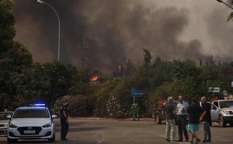 Φωτιά στη Βαρυμπόμπη: Ποιοι δρόμοι είναι κλειστοί