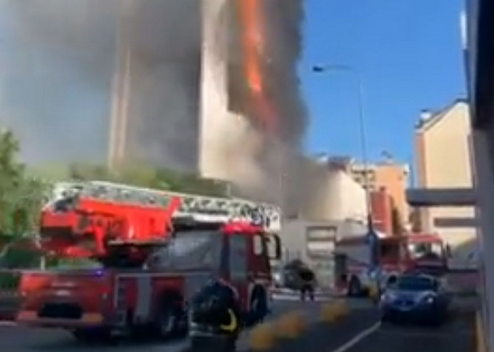 Ουρανοξύστης τυλίχτηκε στις φλόγες στο Μιλάνο &#8211; Δείτε βίντεο