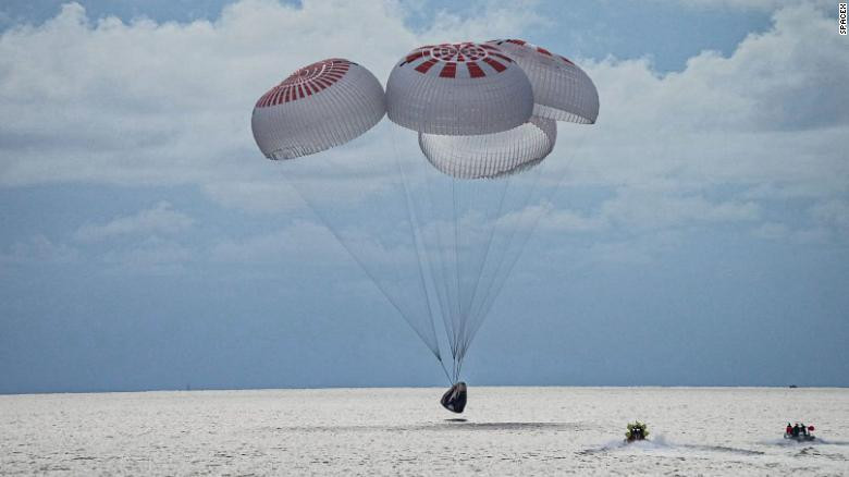 SpaceX: Το σκάφος με τους πρώτος «διαστημικούς τουρίστες» προσθαλασσώθηκε στα ανοικτά της Φλόριντας