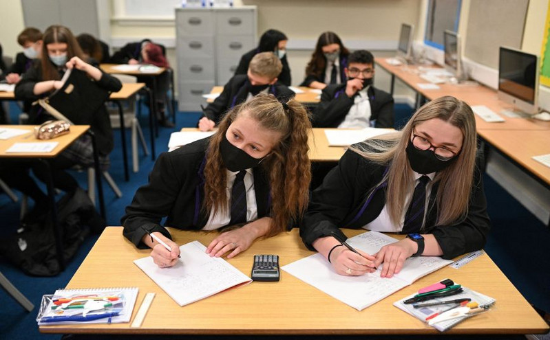«Μεγάλα προβλήματα» προκαλεί ο κορονοϊός στα σχολεία της Βρετανίας όπου χιλιάδες μαθητές μένουν στα σπίτια τους