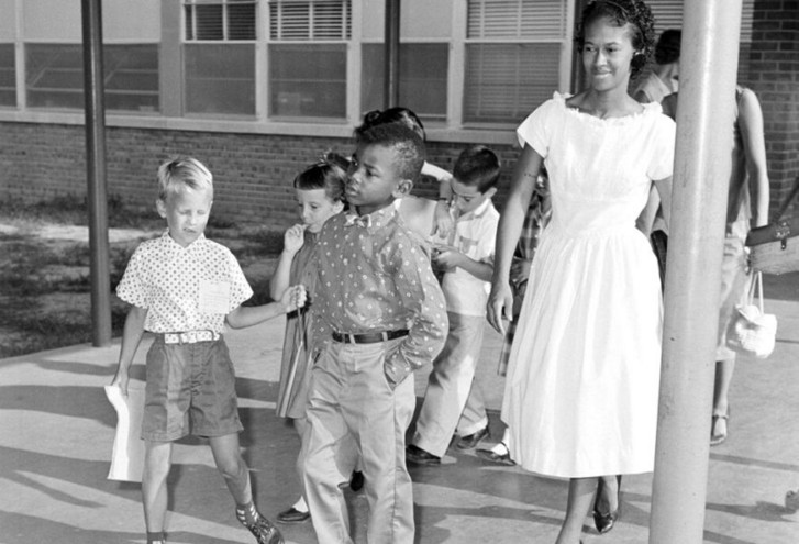 Το τέλος του διαχωρισμού λευκών και μαύρων μαθητών στα σχολεία των ΗΠΑ και η εμβληματική φωτογραφία