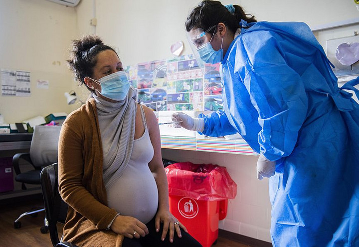 Κορονοϊός: Οι εμβολιασμένες έγκυες περνάνε στα μωρά τους υψηλά επίπεδα αντισωμάτων