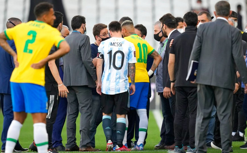 Βραζιλία &#8211; Αργεντινή: Εισβολή της αστυνομίας και διακοπή για να συλληφθούν τέσσερις Αργεντίνοι παίκτες