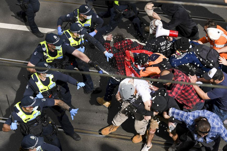 Πάνω από 200 συλλήψεις στη Μελβούρνη σε διαδήλωση κατά των περιοριστικών μέτρων για τον κορονοϊό