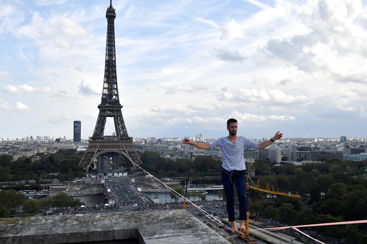 Γαλλία: Ακροβάτης περπάτησε σε τεντωμένο σχοινί από τον Πύργο του Άιφελ στον Σηκουάνα