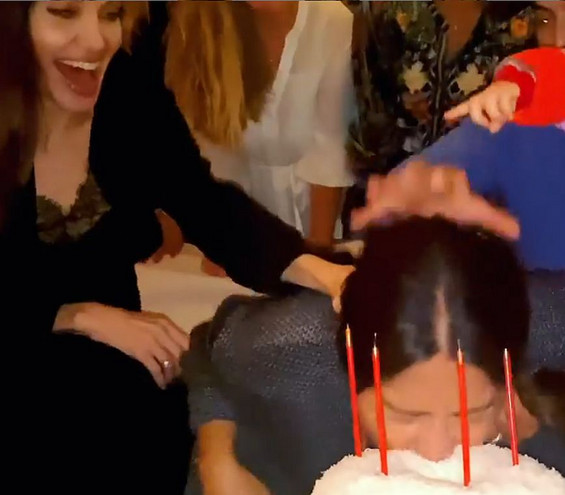 Σάλμα Χάγιεκ: Η φίλη της Αντζελίνα Τζολί της βούτηξε το πρόσωπο μέσα στην τούρτα γενεθλίων