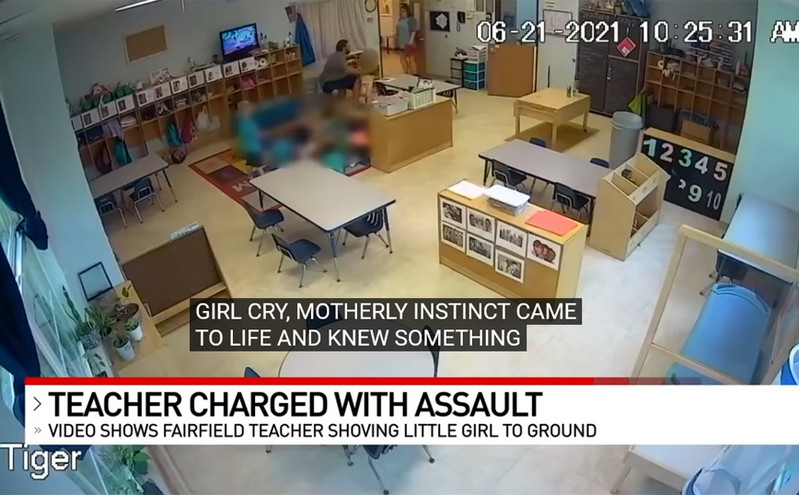 Εξοργιστικό βίντεο από παιδικό σταθμό: Δάσκαλος σπρώχνει βίαια 4χρονη και τη ρίχνει κάτω – «Φύγε από εδώ!»