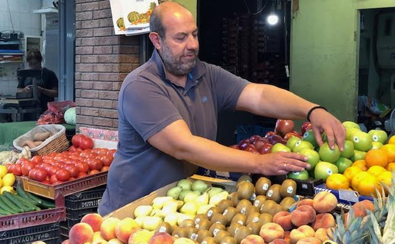 Φρούτα και λαχανικά σε αναμονή στη Θεσσαλονίκη: Οπωροπώλης τα προσφέρει σε όσους έχουν ανάγκη