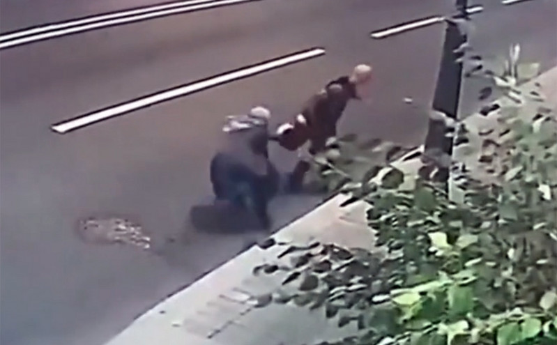 Τρομερή 70χρονη τα βάζει με κλέφτη στη μέση του δρόμου – Δείτε το βίντεο