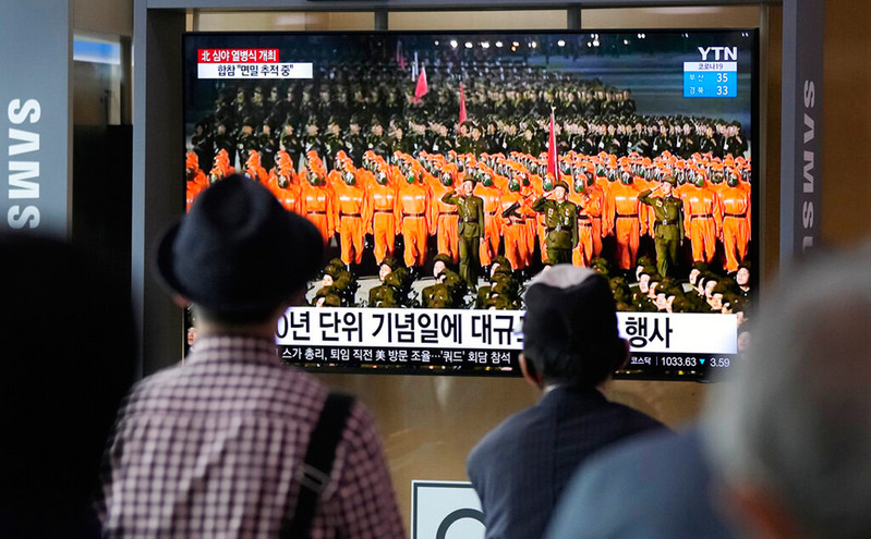 Βόρεια Κορέα: Στρατιώτες με στολές βιοχημικού πολέμου στην παρέλαση εθνικής επετείου