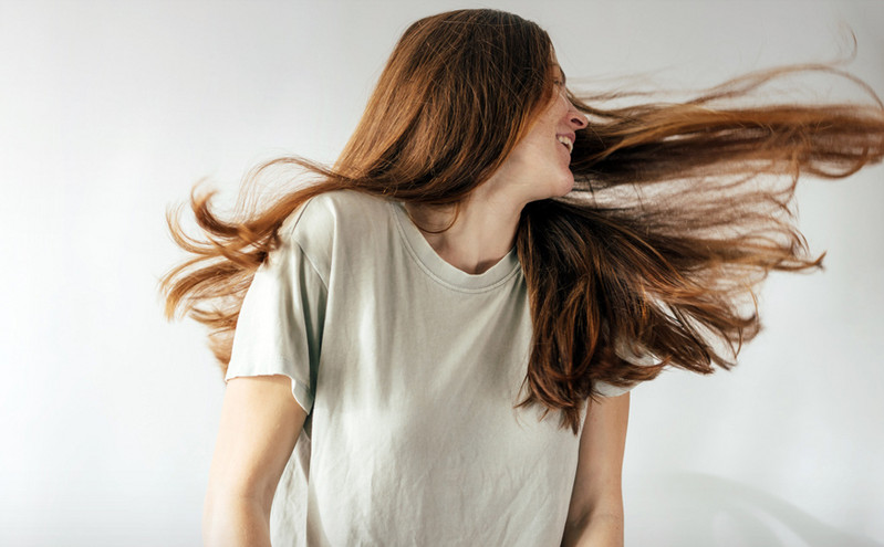 Το έλαιο που βοηθάει πραγματικά τα μαλλιά σας να μακρύνουν γρηγορότερα