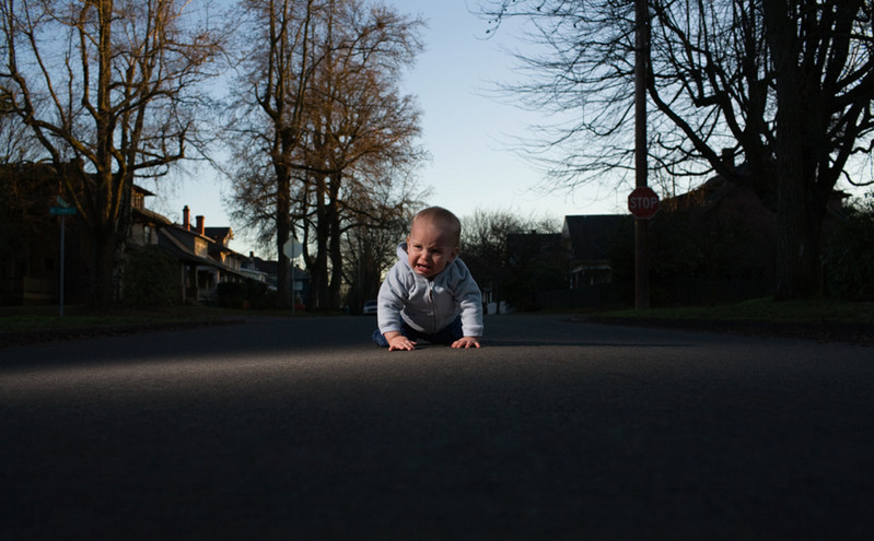 Ελασσόνα: Μωρό 10 μηνών μπουσούλαγε στη μέση του δρόμου μέσα στη νύχτα