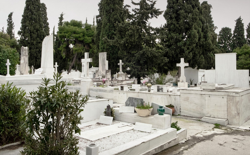 Αυξήθηκαν κατά χιλιάδες οι θάνατοι στην Ελλάδα το πρώτο εξάμηνο του 2022