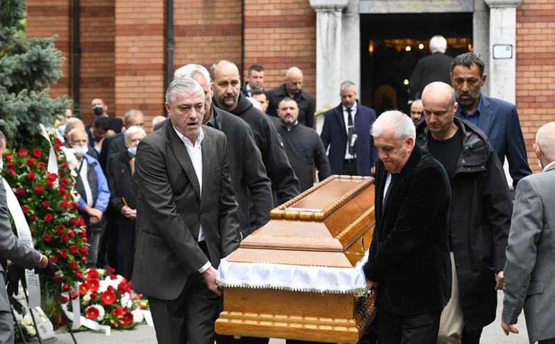 Κηδεία Ντούσαν Ίβκοβιτς: Ομπράντοβιτς, Ράτζα, Ντίβατς και Πάσπαλι κουβαλούν το φέρετρο του Ντούντα