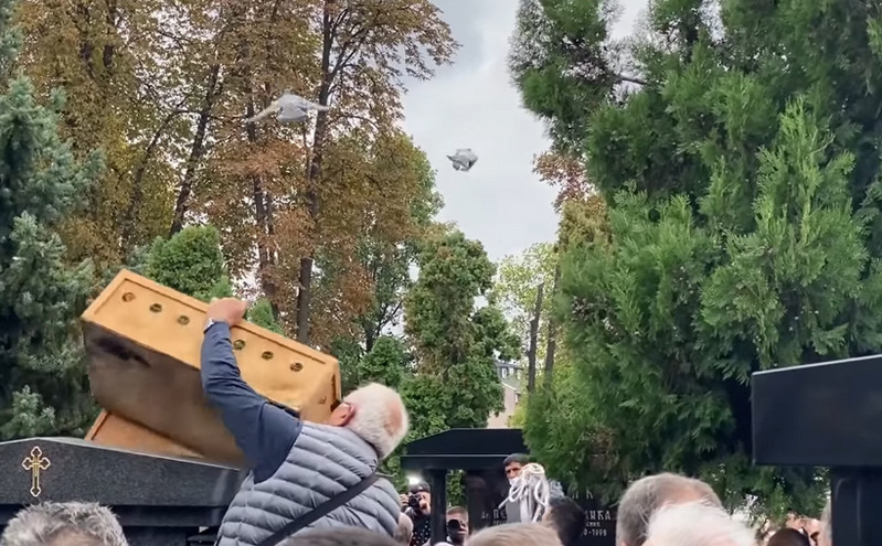 Κηδεία Ντούσαν Ίβκοβιτς: Ελευθέρωσαν περιστέρια πάνω από τον τάφο του
