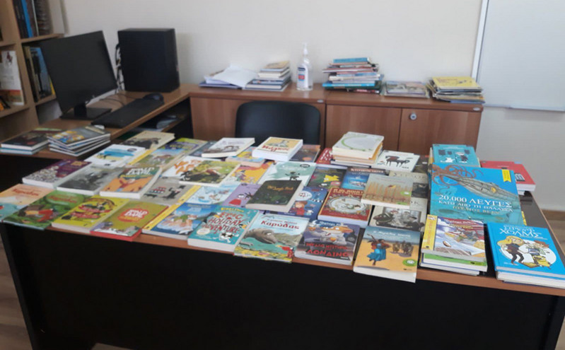 Το πρωθυπουργικό γραφείο έστειλε βιβλία στα παιδιά στον Αρχάγγελο Ρόδου