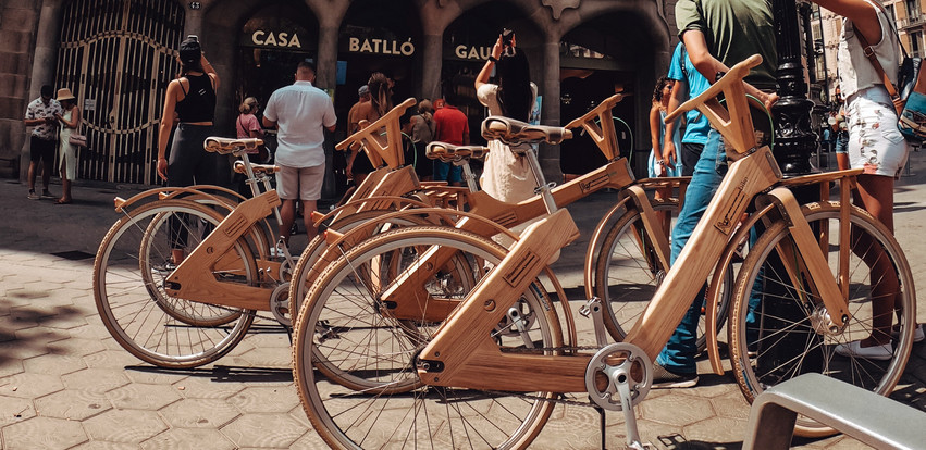 Ετεοκλής Νικολάου: Ο Έλληνας που ξεναγεί τουρίστες με ποδήλατα στη Βαρκελώνη