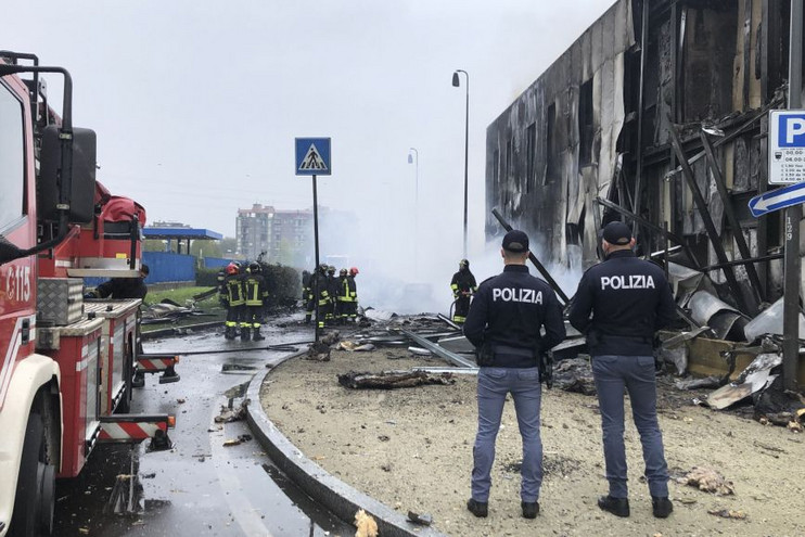 Ιταλία: Αεροσκάφος έπεσε σε πάρκινγκ στο Μιλάνο &#8211; Νεκροί και οι έξι επιβαίνοντες