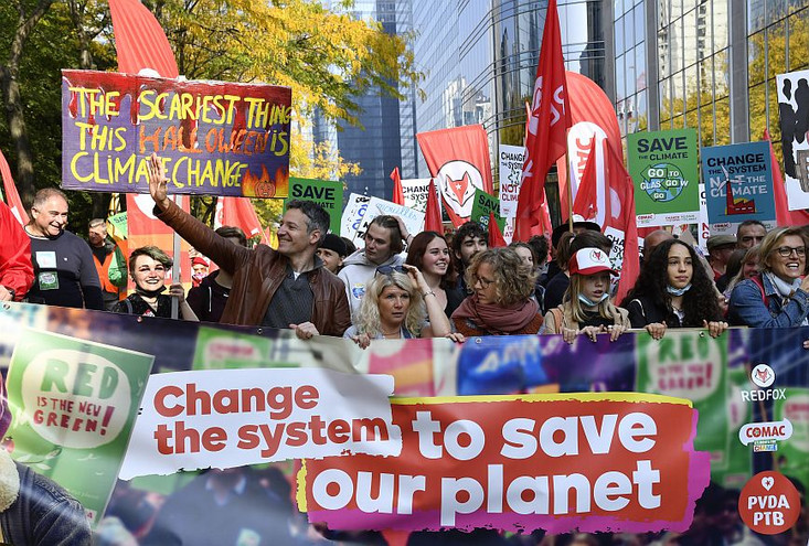 Βρυξέλλες: Δεκάδες χιλιάδες διαδηλωτές σε μεγάλη πορεία για το κλίμα