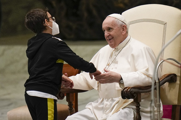 Η στιγμή που ένα επίμονο αγόρι κλέβει την παράσταση στην ακρόαση του Πάπα Φραγκίσκου
