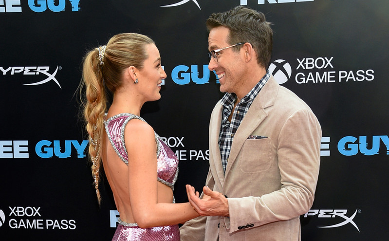 Έξαλλη η Blake Lively με τους παπαράτσι: «Κάποιοι γονείς είναι ΟΚ με αυτό. Εμείς δεν είμαστε»